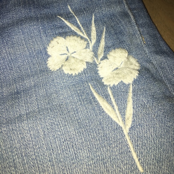 Adorable light blue Levi jeans with flowers💕🌻 - Picture 3 of 3